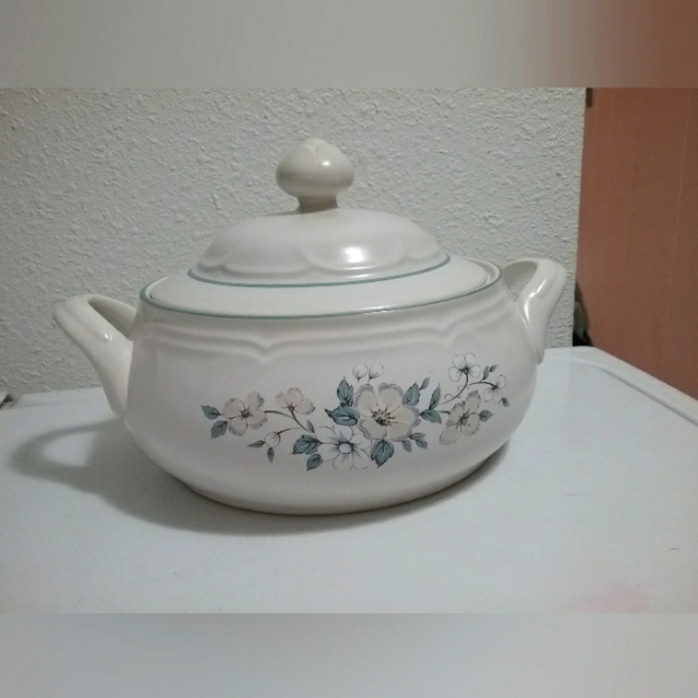 Country Ware Genuine Stoneware casserole pot